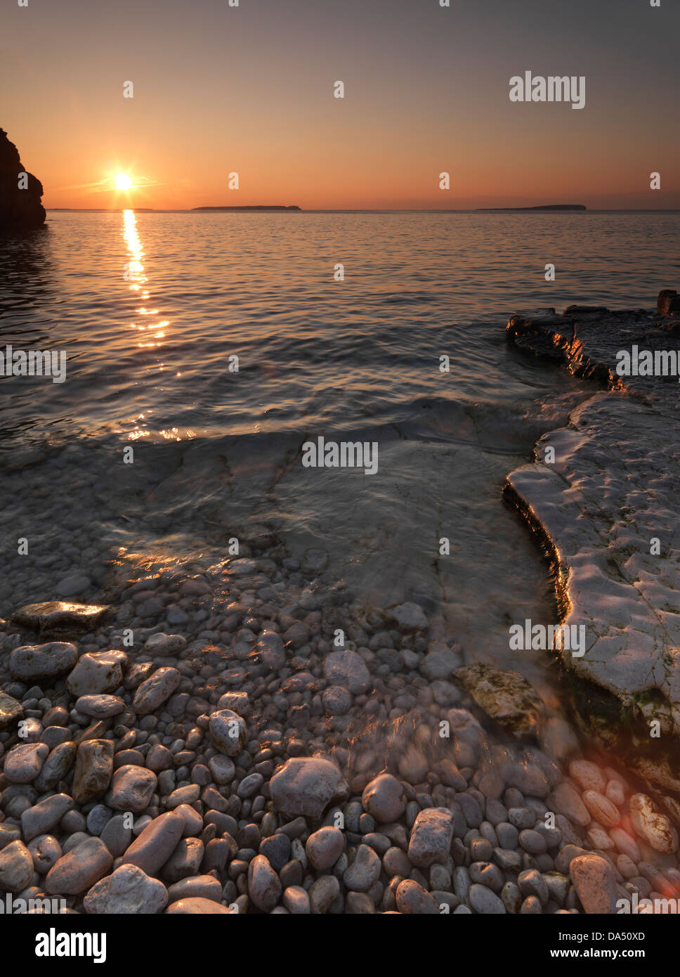 Paesaggio tranquillo paesaggio naturale di un tramonto con orange cieli di Georgian Bay. Bruce Peninsula Park, Ontario, Canada Foto Stock