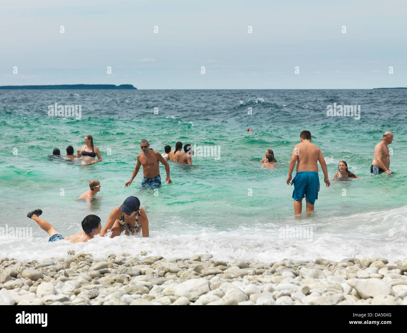 Le persone felici godendo di estate, nuoto in Georgian Bay, Bruce Peninsula national park, Ontario, Canada. Foto Stock