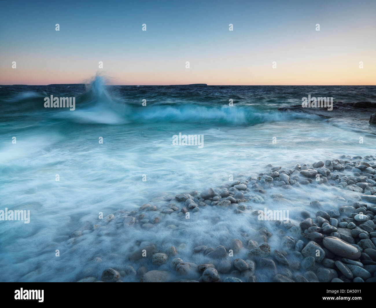 Bellissima alba paesaggio naturale delle onde di colpire la riva di Georgian Bay durante le tempeste. Bruce penisola parco nazionale Foto Stock