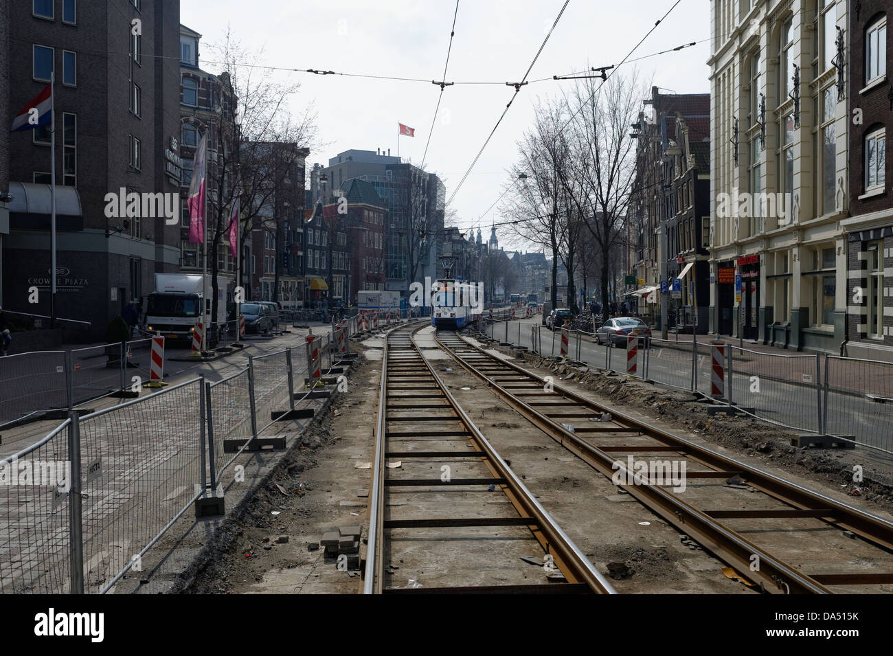 I binari del tram, il tram e il sovraccarico dei cavi di alimentazione, Amsterdam, Paesi Bassi Foto Stock