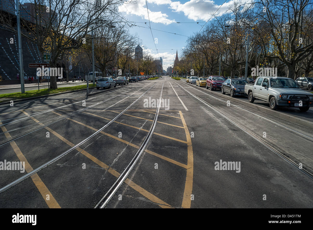 Guardando a nord lungo la 'St Kilda Road' al centro cittadino di Melbourne Foto Stock