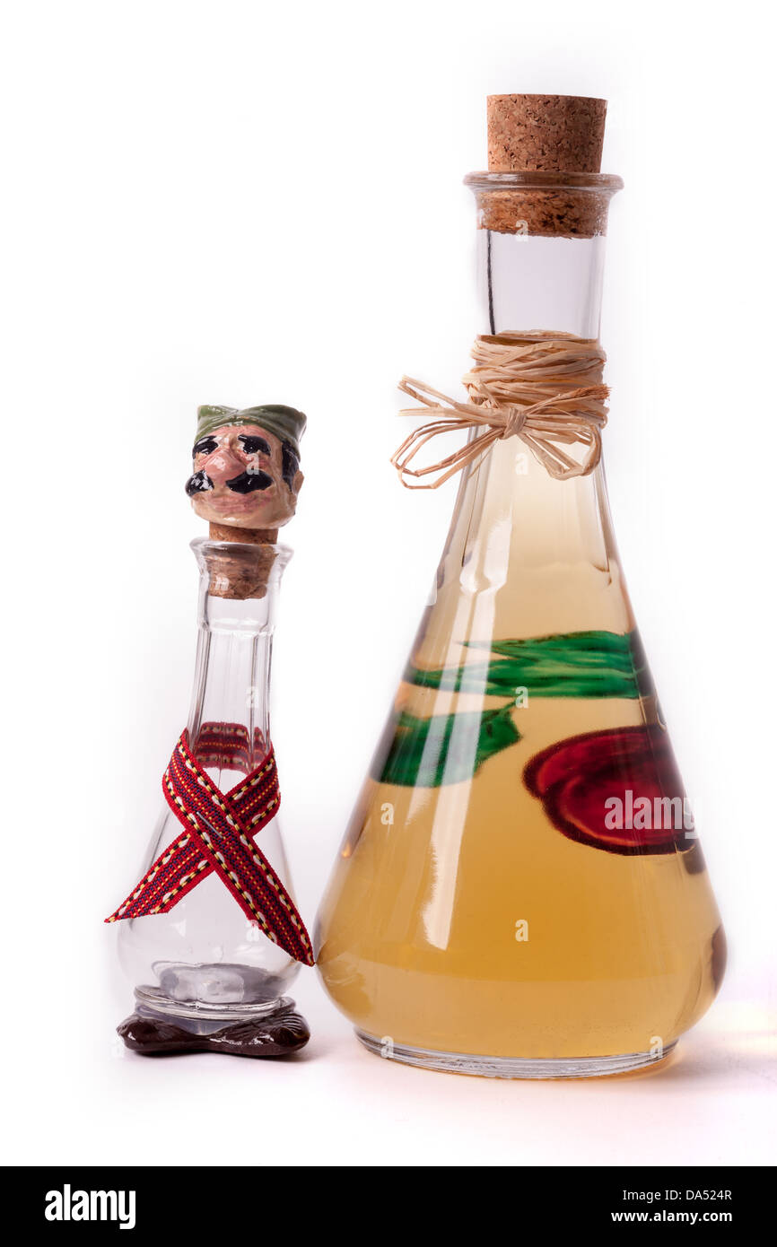 Vaso decorativo e tradizionali di vetro per il brandy alla prugna Foto Stock