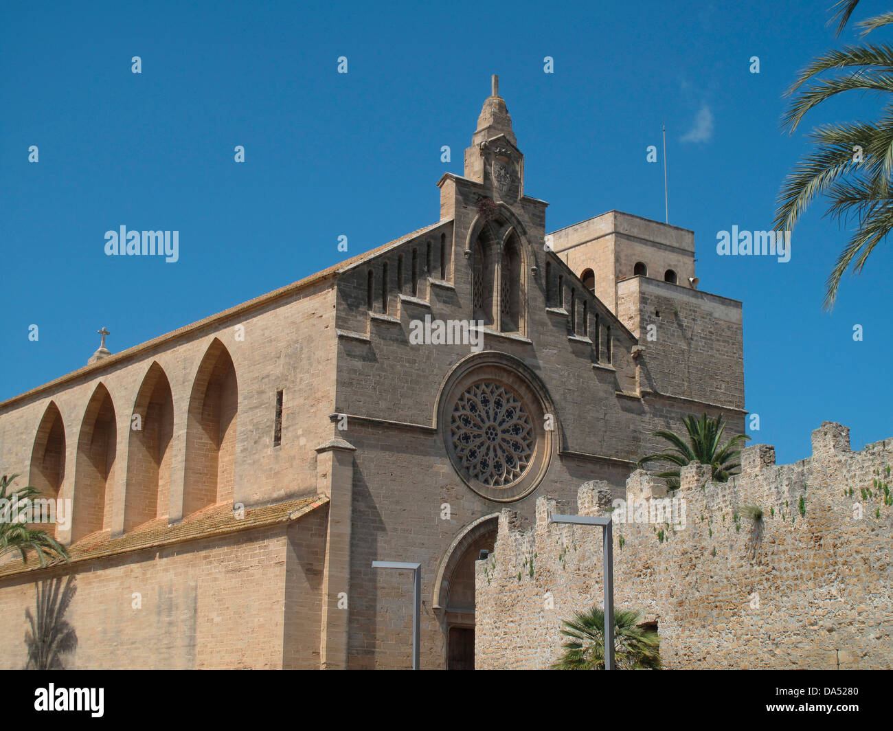 E townwall esglesia de Sant Jaume, Alcudia, Mallorca, Spagna Foto Stock