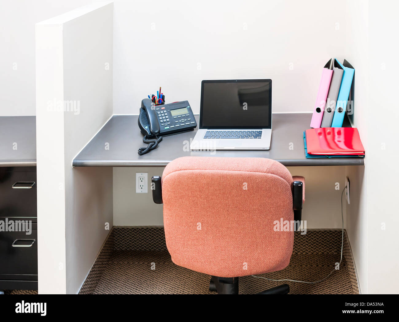 Workstation in ufficio con sedia girevole scrivania e computer laptop Foto  stock - Alamy
