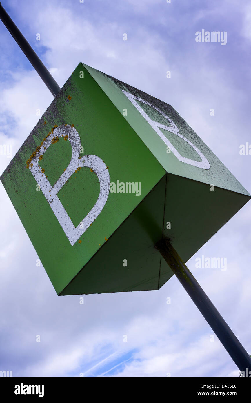 La lettera b su un cubo verde segno parcheggio. Foto Stock
