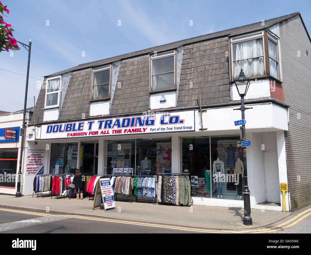 Doppio T Trading Co. negozio di abbigliamento in Camborne, Cornwall Inghilterra. Foto Stock