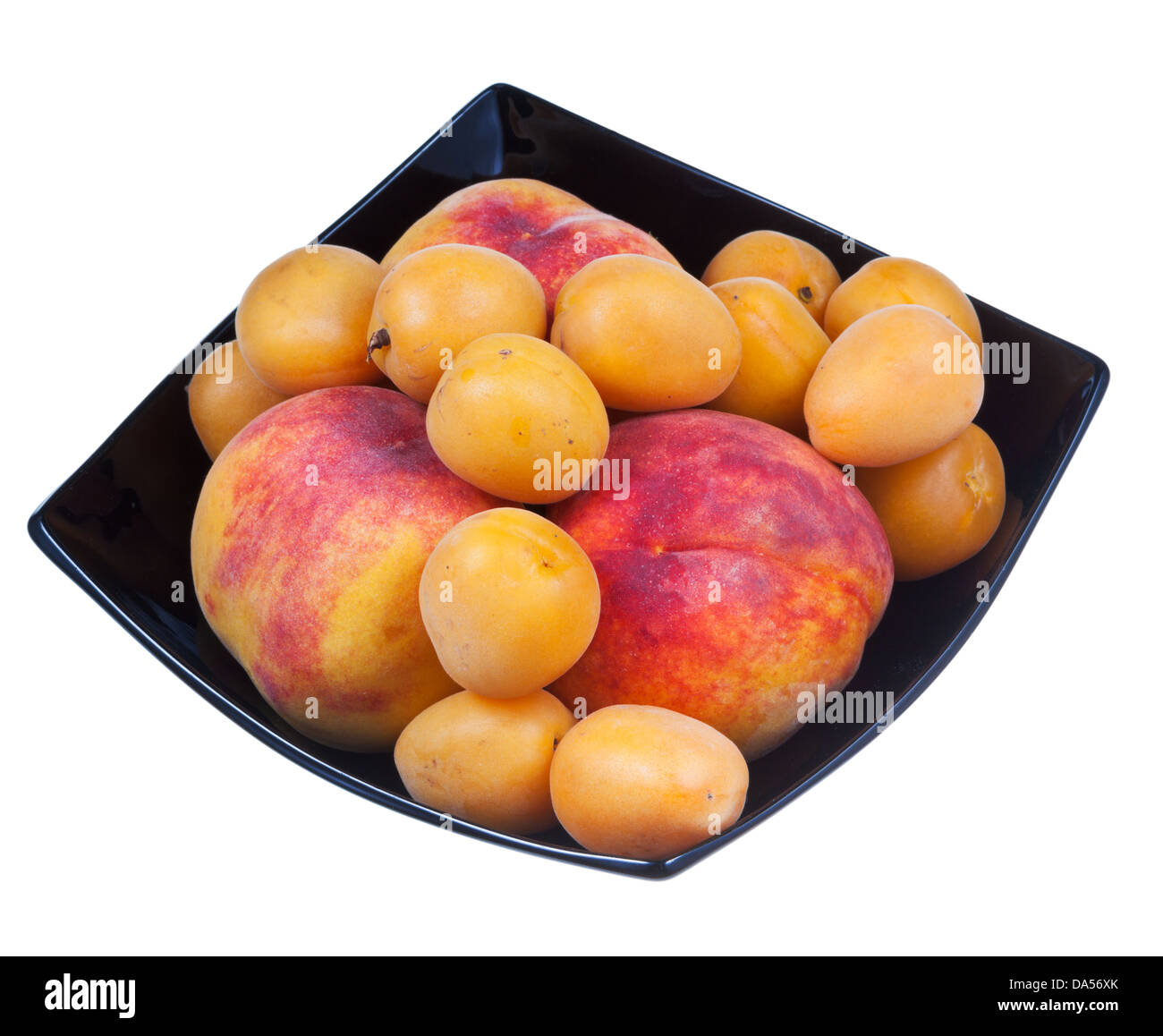 Le pesche e le albicocche di piastra nera isolati su sfondo bianco Foto Stock