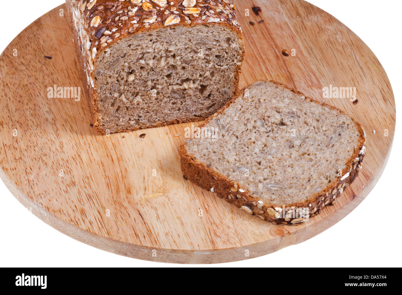 Pane di segale pane di grano e fette di pezzo sulla tavola di legno su sfondo bianco Foto Stock
