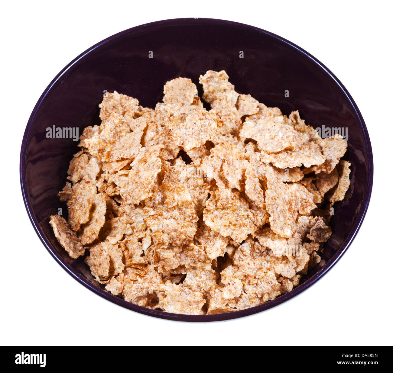 Fiocchi di mais in recipiente scuro isolati su sfondo bianco Foto Stock