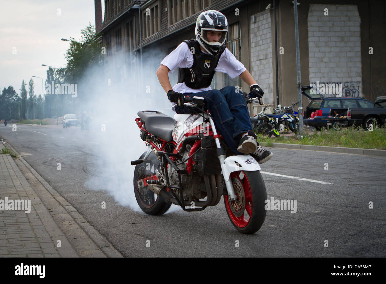Stunt di motociclisti che praticano la loro abilità su strada vuota. Katowice in Polonia. Foto Stock Stunt di motociclisti che praticano la loro abilità su strada vuota. Katowice in Polonia. Foto Stock
