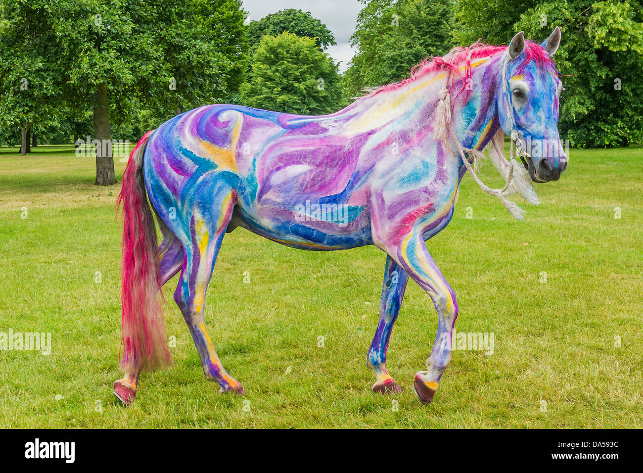 Londra, Regno Unito. 04 Luglio, 2013. Transat Dreams è in fase di lancio in vista del prossimo British Summertime in Hyde Park serie di concerti. Pegasus (basato su Ronnie Wood del dipinto con lo stesso nome) è uno dei è uno dei 20 nuovi progetti da parte di persone tra cui Harry Enfield (ciao anatre), Miranda Richardson (blu con uccello), Julia Bradbury (Bee strisce), prendere che Howard Donald (arcobaleno mani), Chris Beardshaw e Michael Craig-Martin (Rosa banane). Pegasus è stato riportato in vita da Tetua chi era dipinto a mano per l'occasione. Il Royal Parks Foundation è la scelta del partner di beneficenza per la serie. Foto Stock