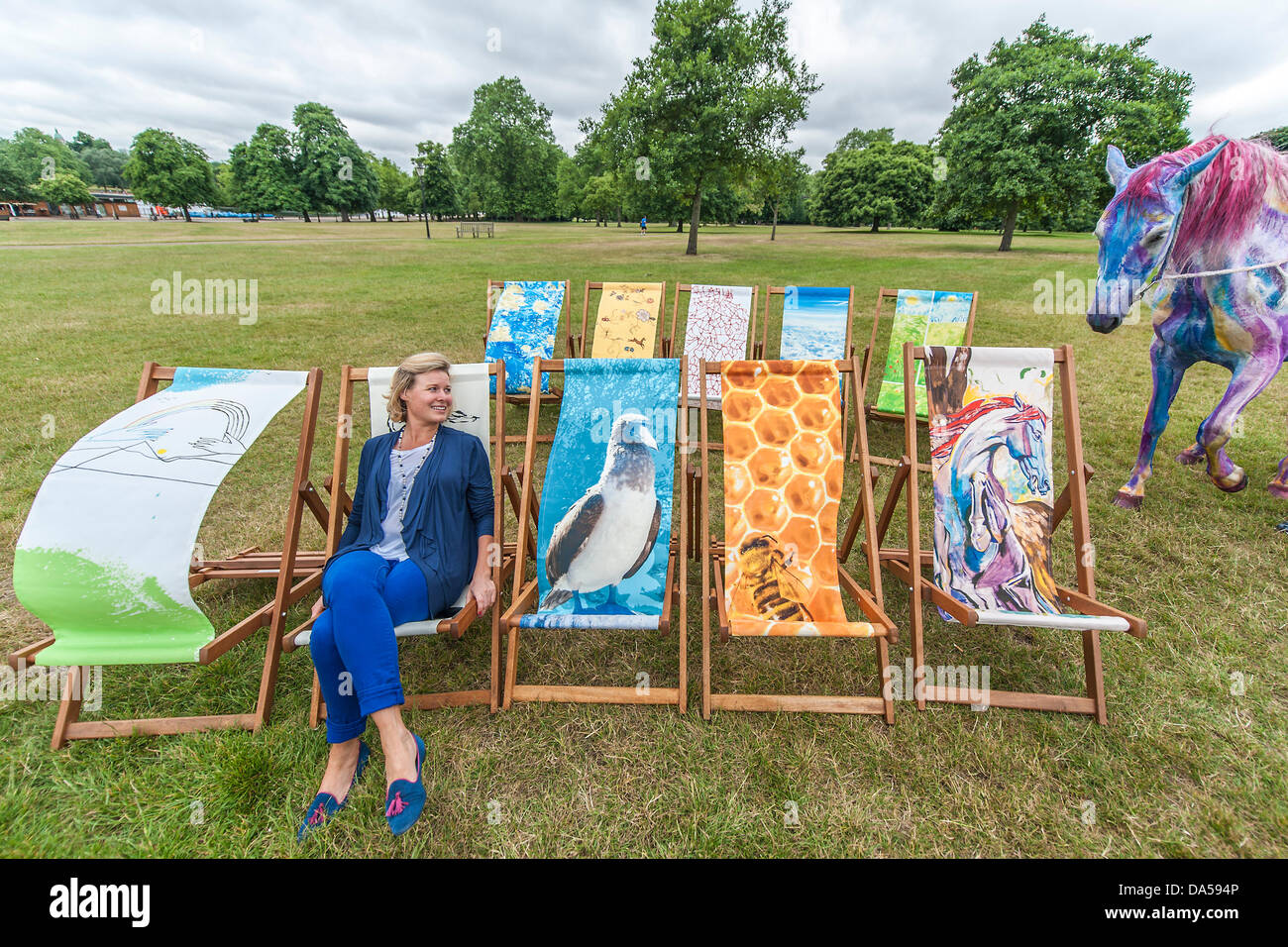 Londra, Regno Unito. 04 Luglio, 2013. Transat Dreams è in fase di lancio in vista del prossimo British Summertime in Hyde Park serie di concerti. Pegasus (basato su Ronnie Wood del dipinto dello stesso nome R) è uno dei è uno dei 20 nuovi progetti da parte di persone tra cui Harry Enfield (ciao anatre), Miranda Richardson (blu con bird C), Julia Bradbury (Bee strisce), prendere che Howard Donald (arcobaleno mani L), Chris Beardshaw e Michael Craig-Martin (Rosa banane). Pegasus è stato riportato in vita da Tetua chi era dipinto a mano per l'occasione. Foto Stock