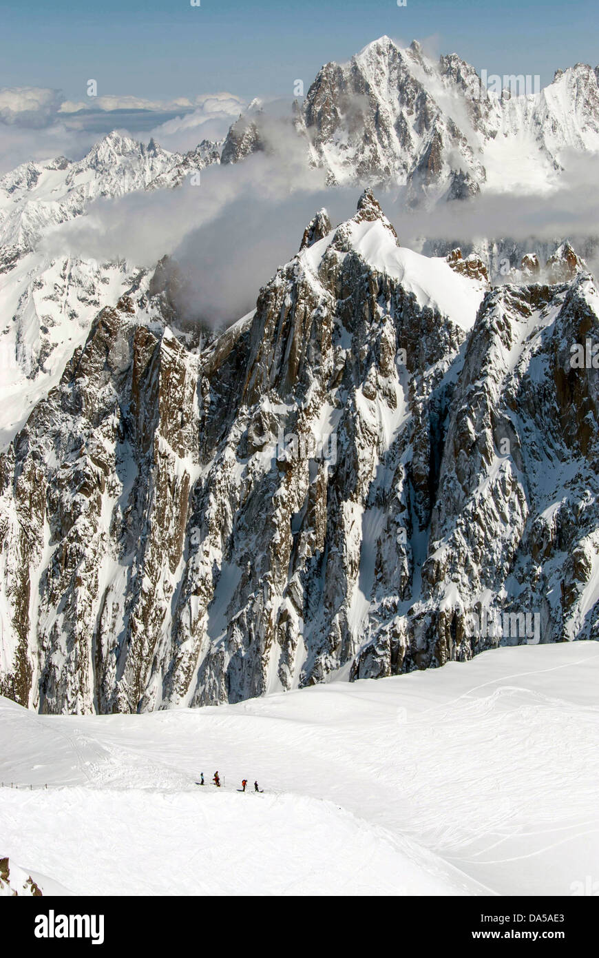 Gli sciatori in montagna, sulle Alpi francesi, Chamonix Mont Blanc e Aiguille du Midi Foto Stock