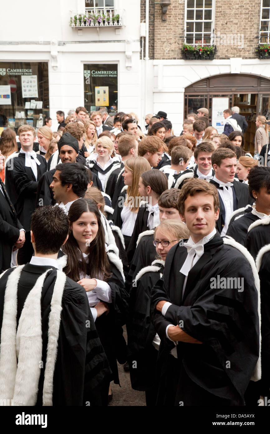 Cerimonia di laurea sul giorno di graduazione, Università di Cambridge gli studenti laureandosi, England Regno Unito Foto Stock