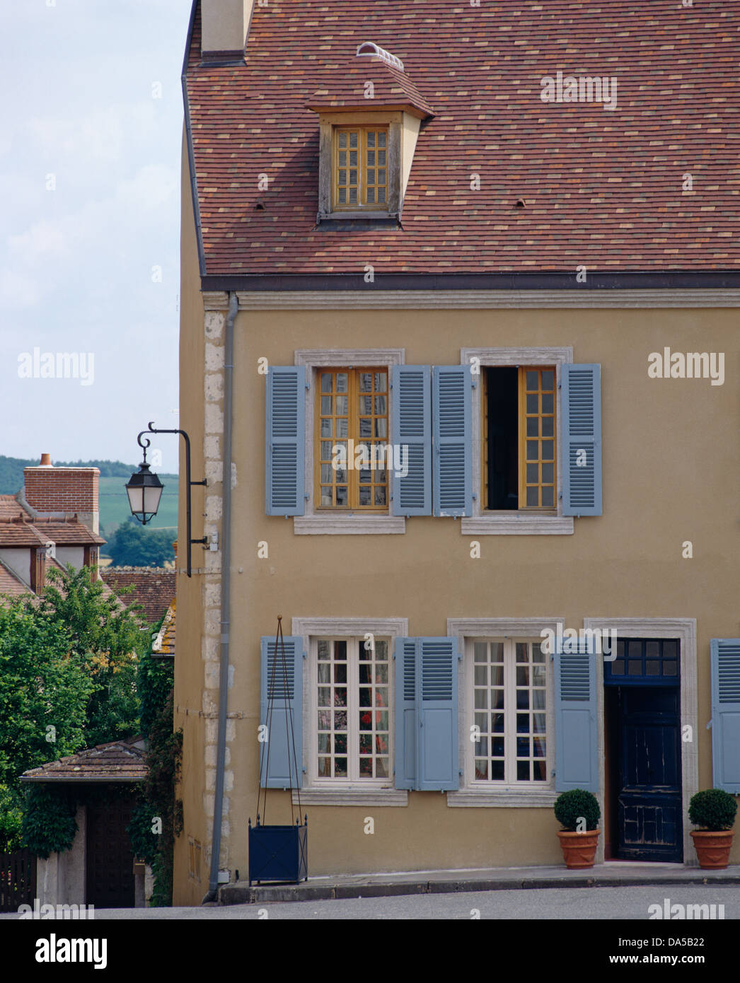 Esterno della casa francese con persiane blu Foto Stock