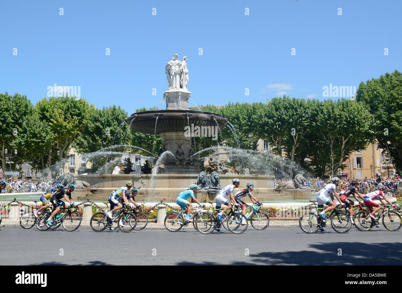 I ciclisti gara il passato La Rotonde Fontana Aix-en-Provence durante il Tour de France Bike Race Aix-en-Provence Credito: Chris Hellier/Alamy Live News Foto Stock