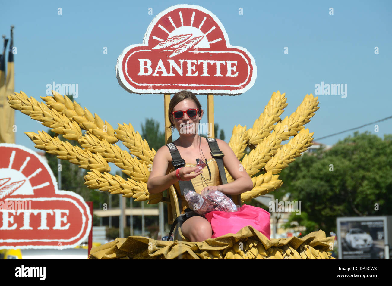 Provenza, Francia. 04 Luglio, 2013. Pubblicità per flottazione Banette baguette o pane durante la carovana pubblicitaria del Tour de France Cycle Race Bike o bicicletta gara Aix-en-Provence Credito: Chris Hellier/Alamy Live News Foto Stock