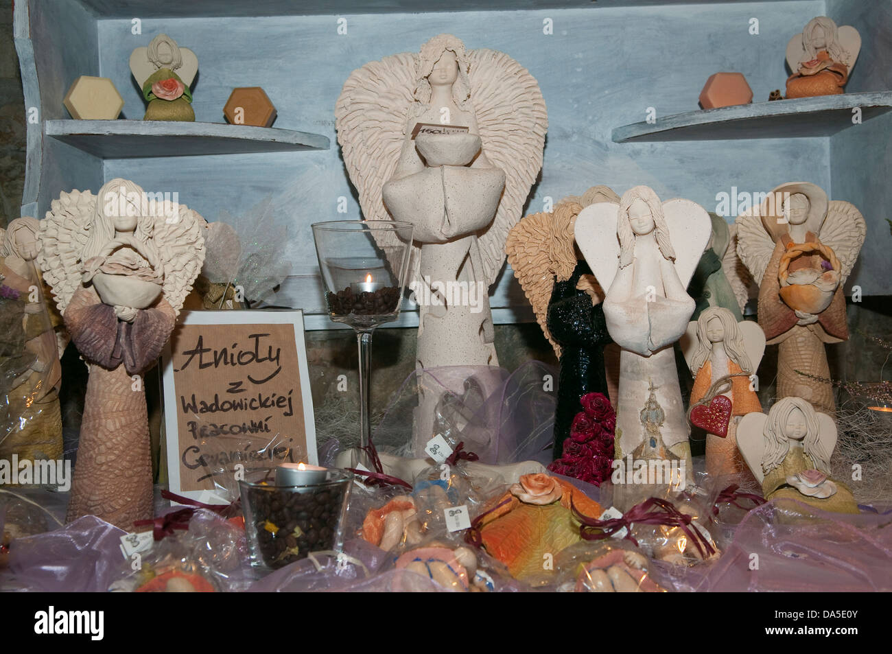 Angel figurine da una ceramica camera d'arte a Wadowice in Polonia. Foto Stock