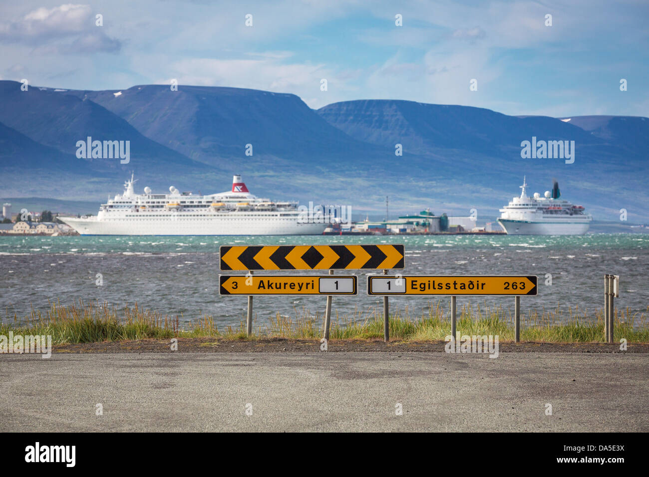 Strada con i cartelli stradali e le navi da crociera al porto, Eyjafjordur, Akureyri, Islanda Foto Stock
