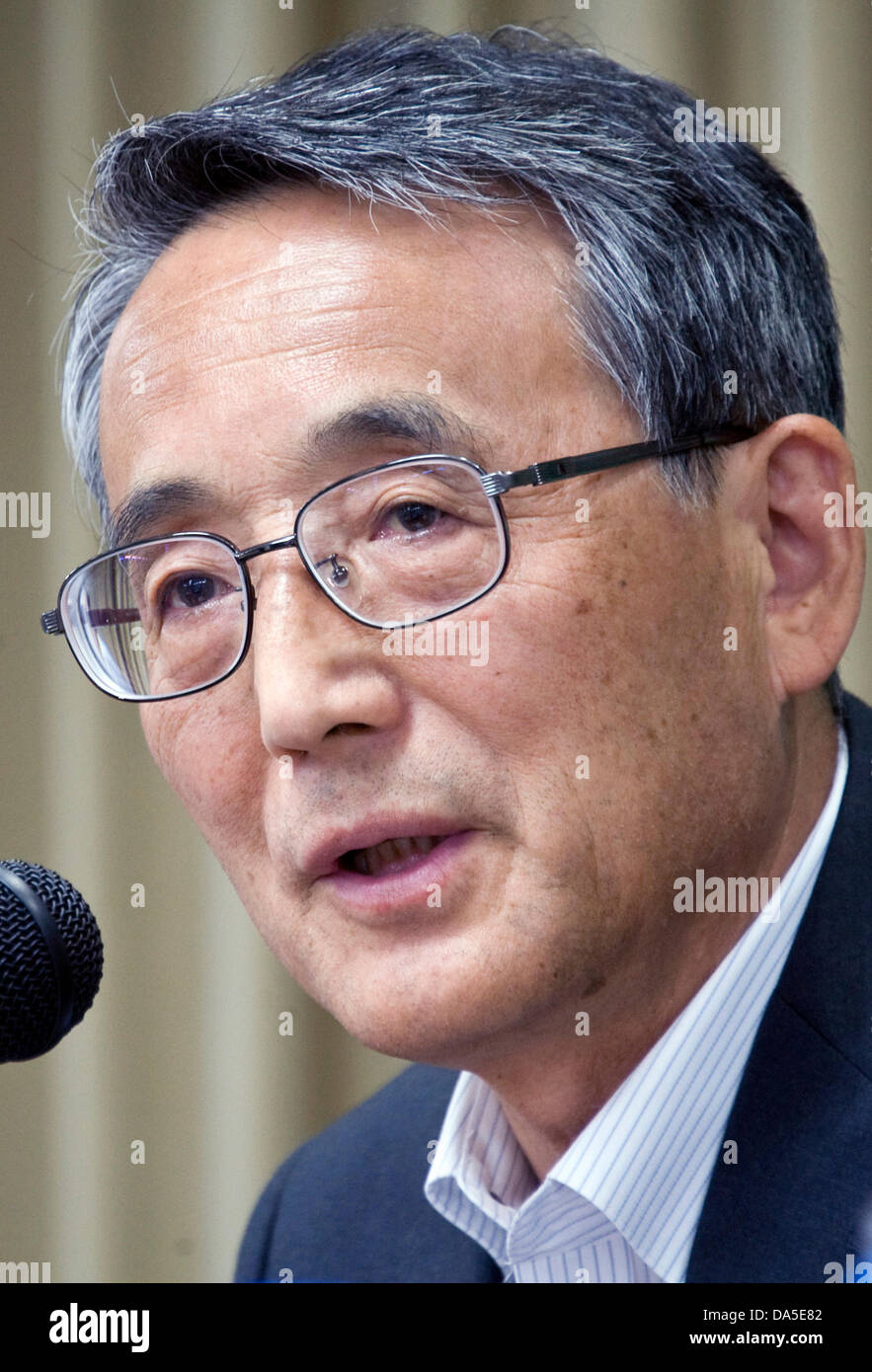 Tokyo, Giappone. 4 luglio 2013. Il dott. Shunchi Tanaka, presidente del Giappone nucleare dell autorità di regolamentazione (NRA), parla nel corso di una conferenza stampa presso il Foreign Press Center a Tokyo in Giappone il 04 luglio, 2013. Tanaka ha detto che mentre gli operatori del Giappone del 48 reattori sarebbero ammissibili a ricominciare le operazioni devono soddisfare le ANR nuovi orientamenti, essi sarebbero infine la necessità di ottenere la cooperazione dei governi locali e le persone della comunità in cui tali reattori trovano. Fotografo: Robert Gilhooly/Alamy Live News Foto Stock