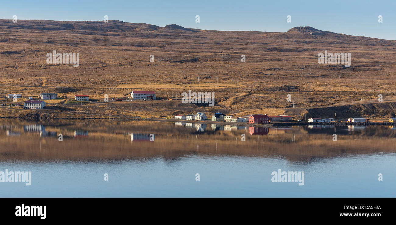 Piccolo villaggio di Bordeyri, Hrutafjordur fiordo, Islanda Foto Stock