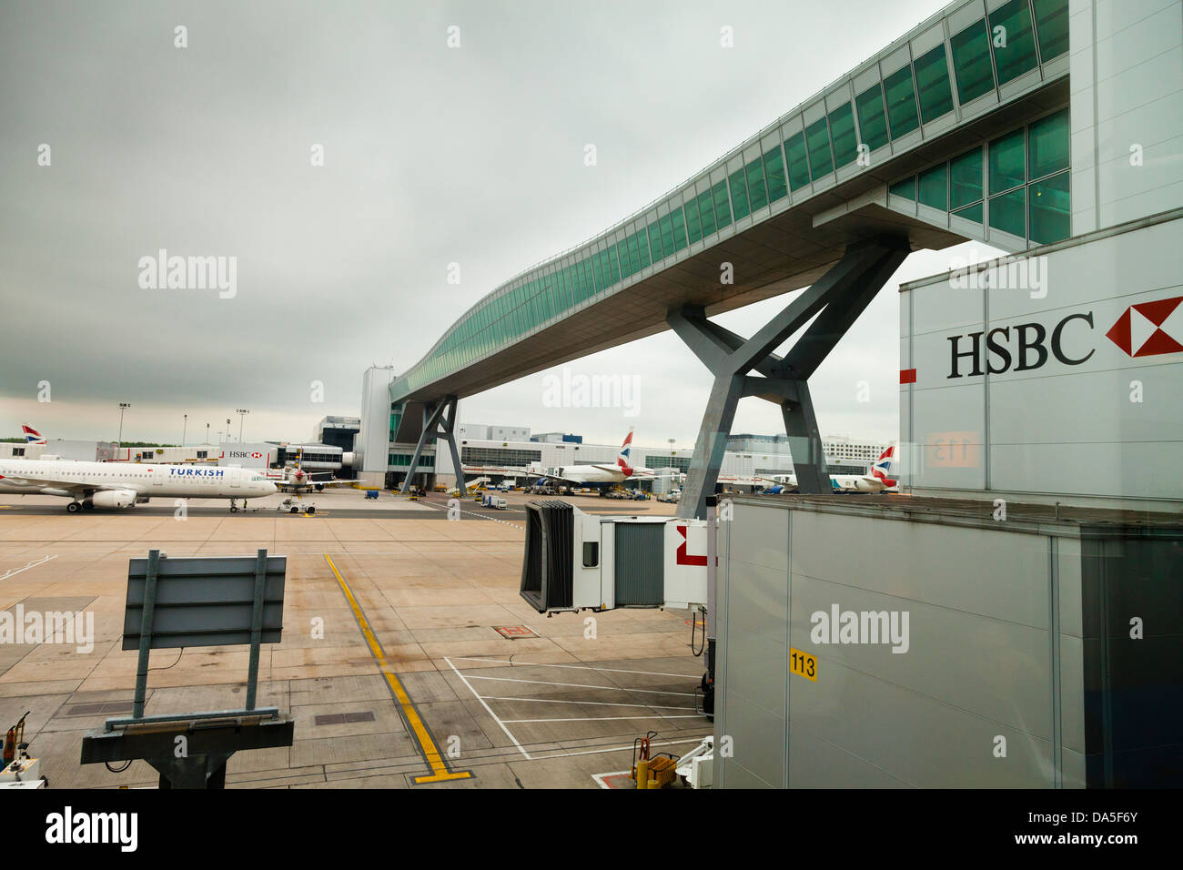 L' accesso dei passeggeri ponte attraverso stands aeromobili Foto Stock