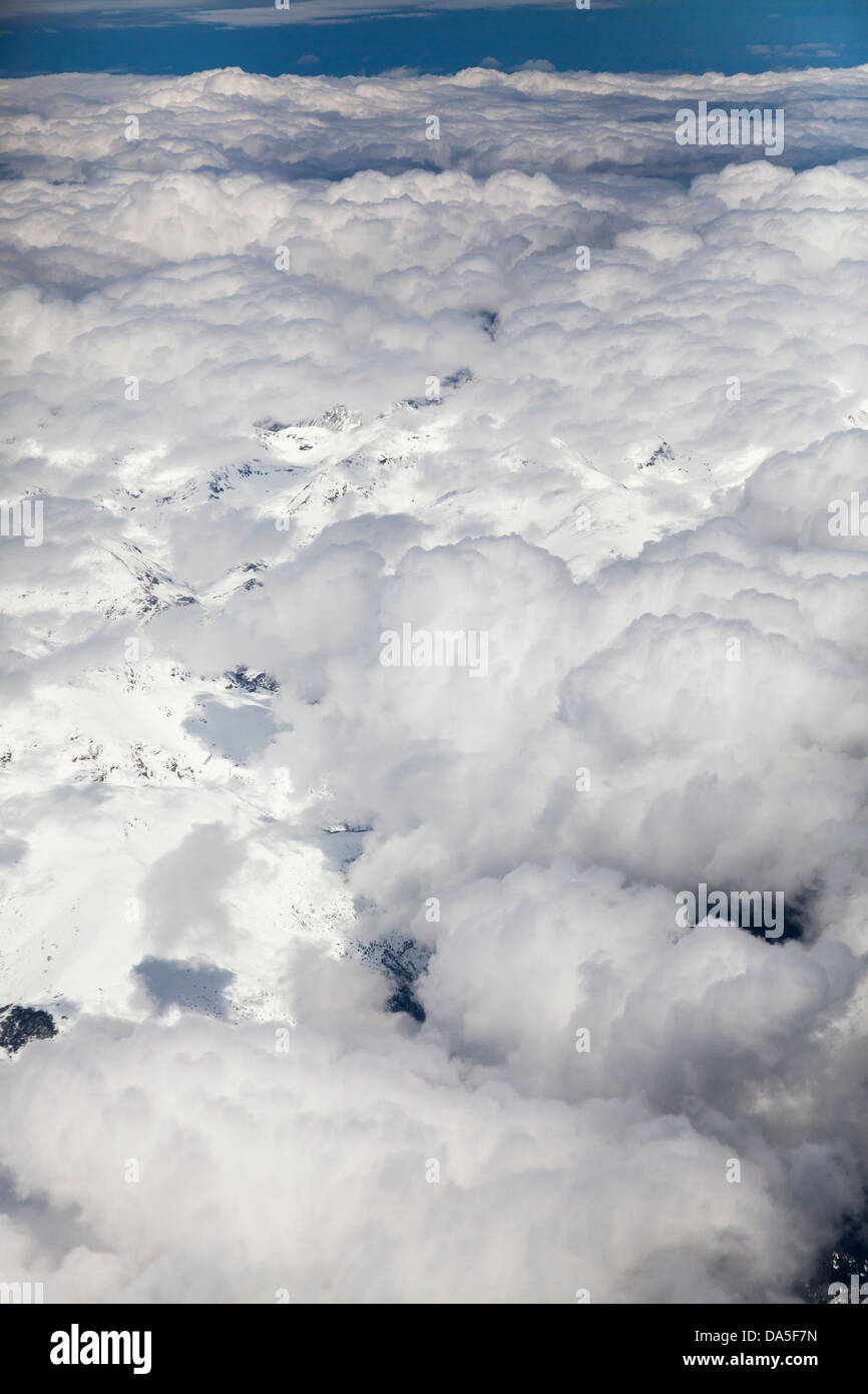 Coperta di neve Pirenei con la copertura nuvolosa Foto Stock