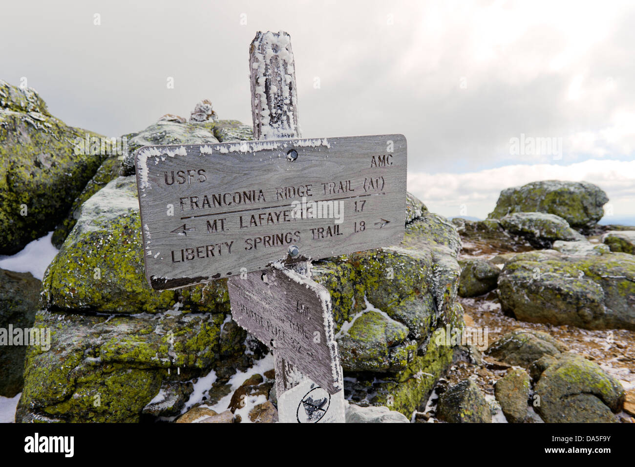 Legno stagionato segnavia su Franconia Ridge, New Hampshire, Stati Uniti d'America. Foto Stock