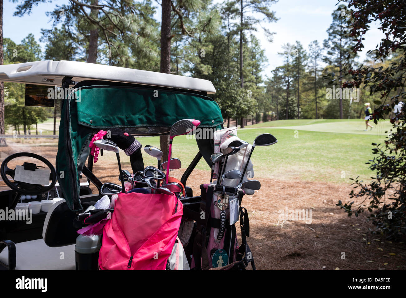 Carrello da golf parcheggiata in un verde in PInehurst Resort Golf Course, Pinehurst, North Carolina, STATI UNITI D'AMERICA Foto Stock