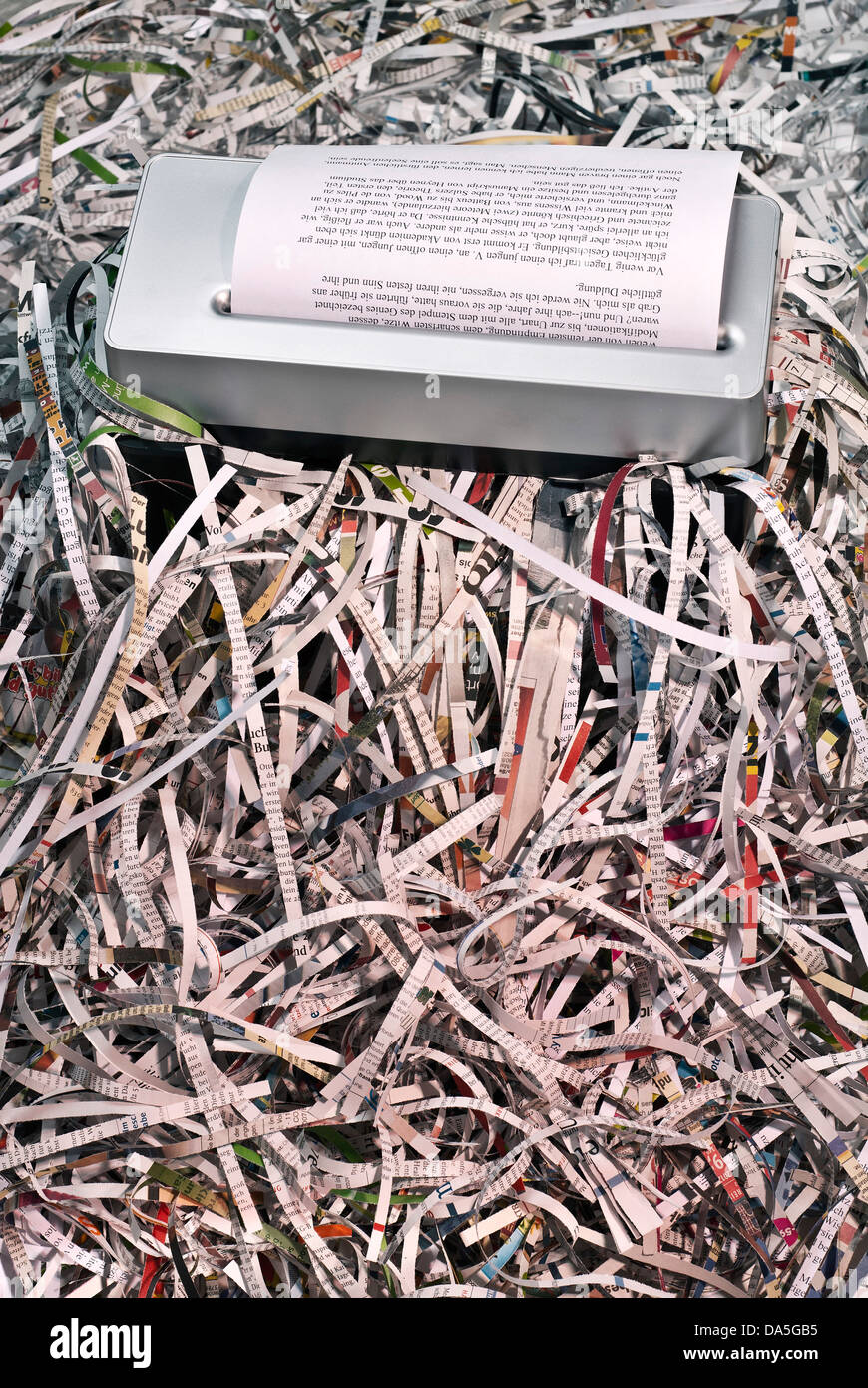 Trinciatrice nel mezzo di un sacco di documenti di trinciato. Foto Stock