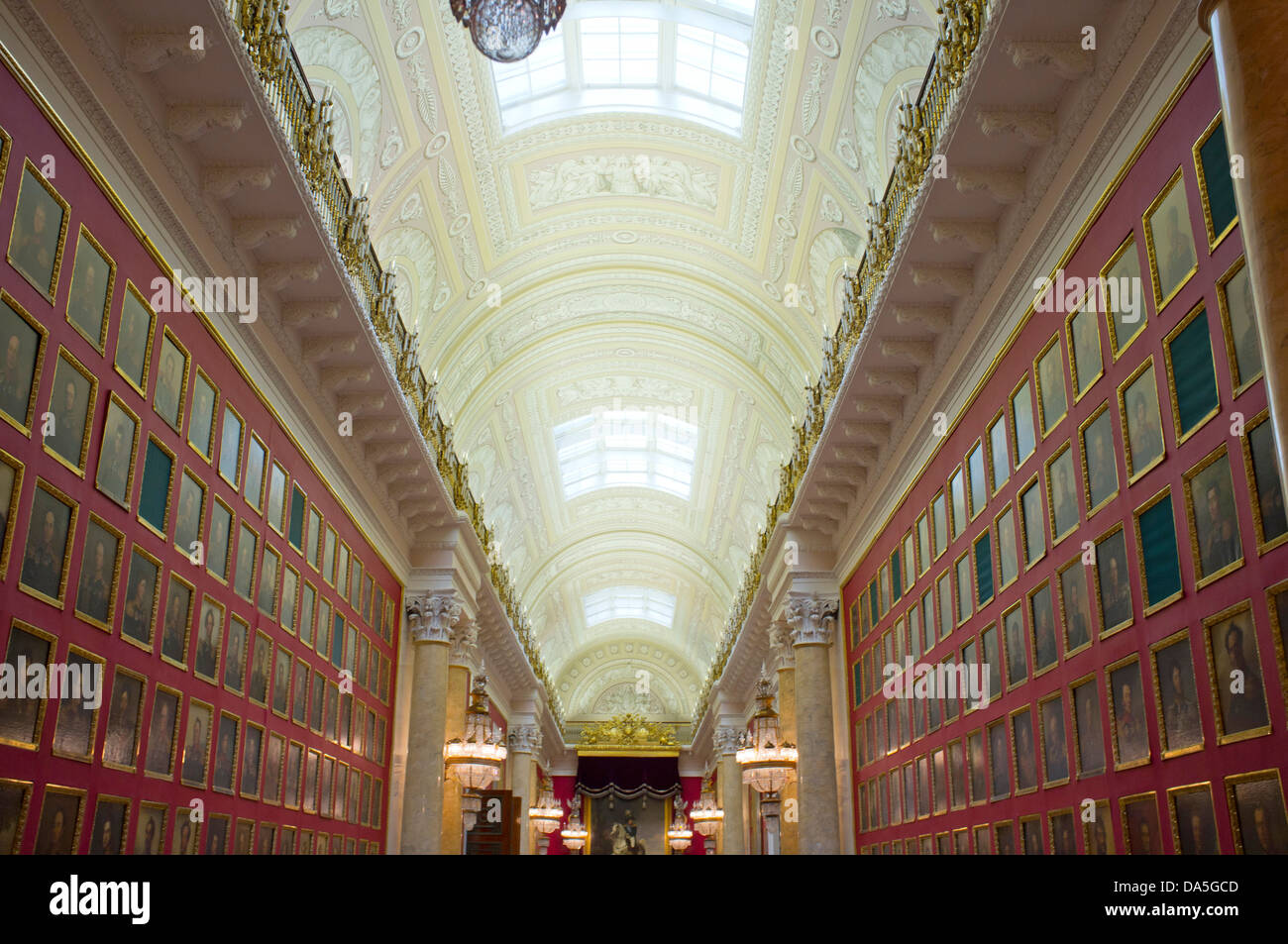 Allestita corridoio nello Stato Hermitage Museum, con le pareti coperte di dipinti incorniciati. Foto Stock