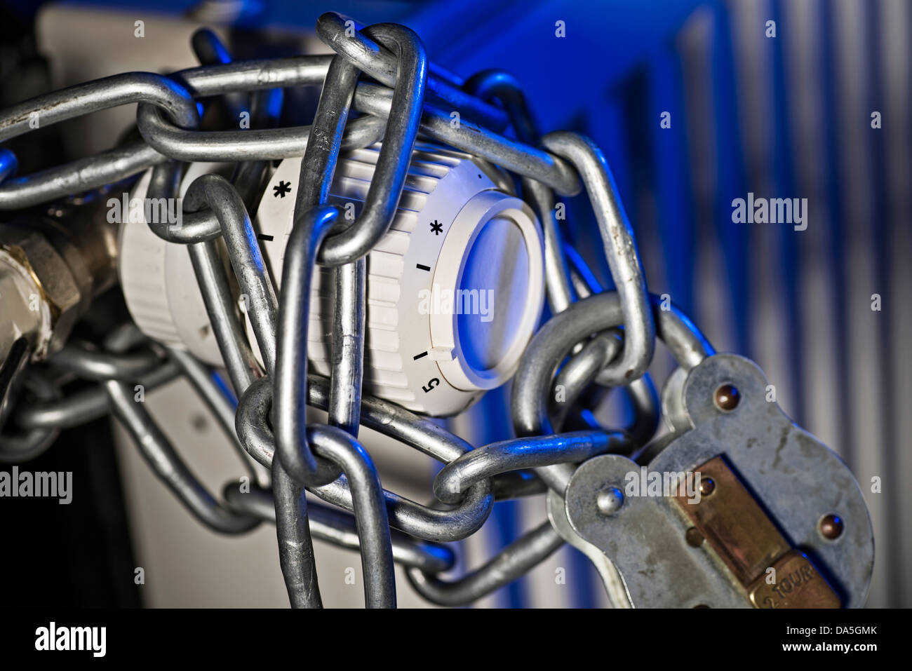 Termostato riscaldante è fissato con una catena e un lucchetto Foto stock -  Alamy