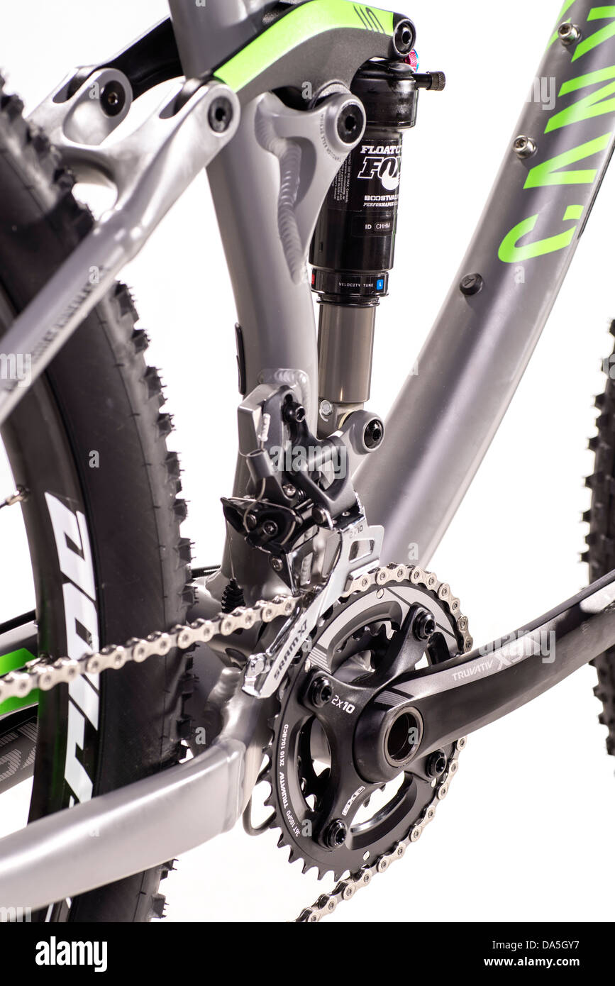 Dettaglio di una mountain bike con shock e la manovella. Foto Stock