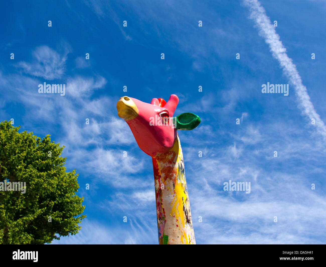 Bizzarro giraffa dipinta in un parco vicino al vecchio porto di Marsiglia, Francia 1 Foto Stock