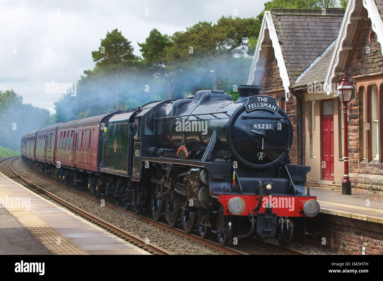 Treno a vapore la Sherwood Forester LMS Stanier Class 5 4-6-0 5231] alla stazione di Armathwaite arrivino a Carlisle Linea ferroviaria Cumbria Foto Stock
