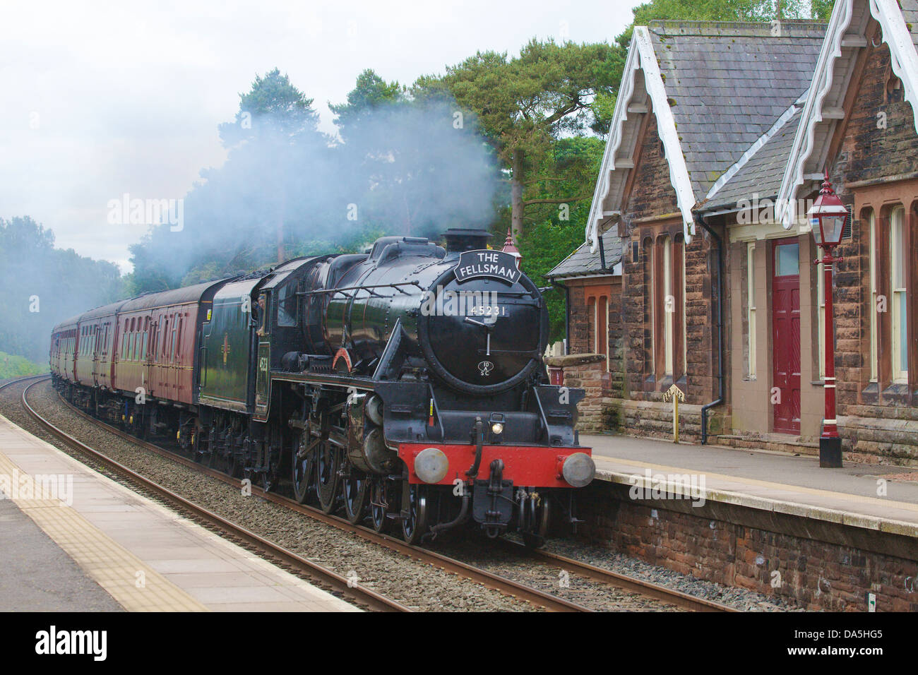 Treno a vapore la Sherwood Forester LMS Stanier Class 5 4-6-0 5231] alla stazione di Armathwaite arrivino a Carlisle Linea ferroviaria Cumbria Foto Stock