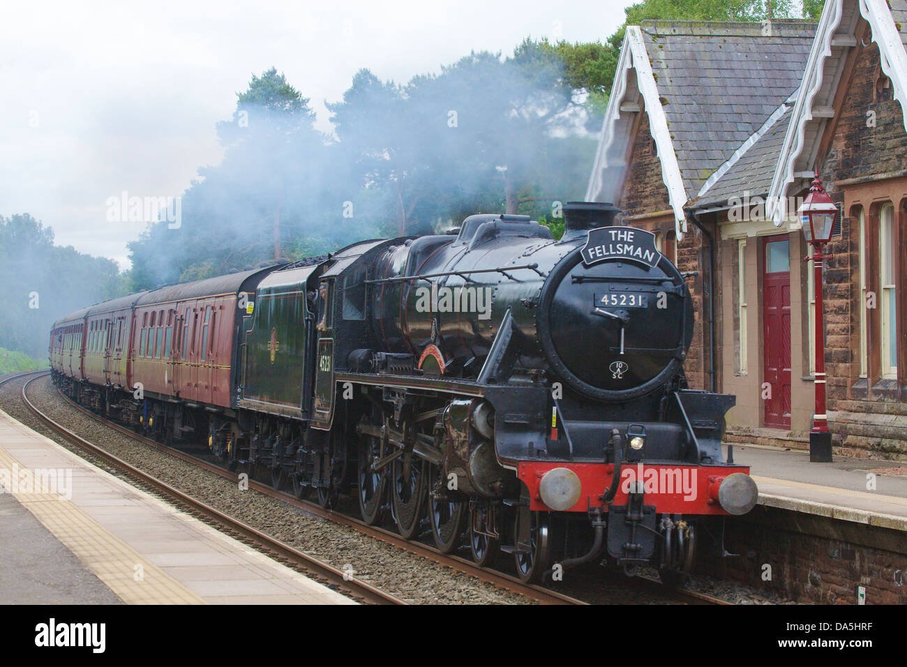 Treno a vapore la Sherwood Forester LMS Stanier Class 5 4-6-0 5231] alla stazione di Armathwaite arrivino a Carlisle Linea ferroviaria Cumbria Foto Stock