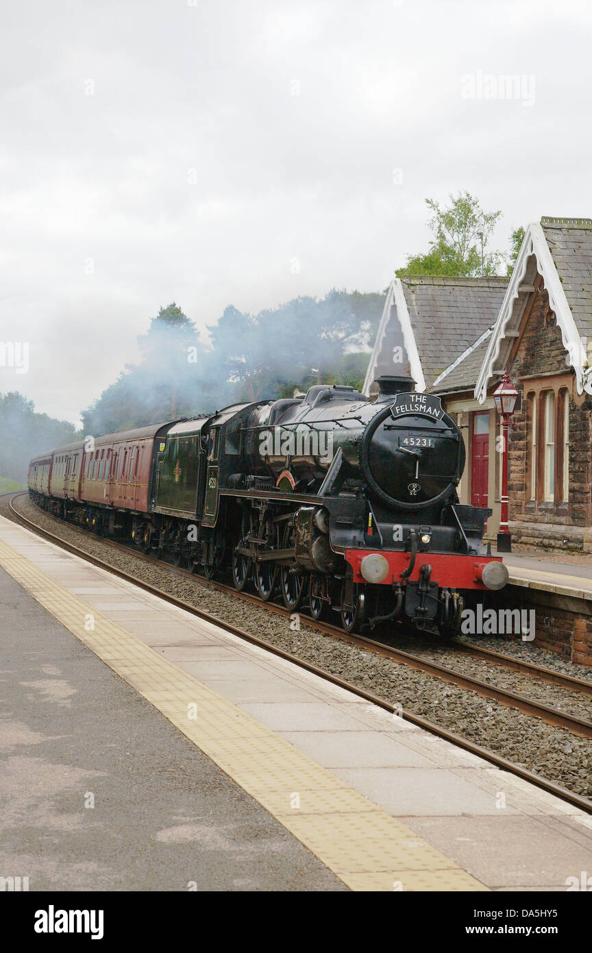 Treno a vapore la Sherwood Forester LMS Stanier Class 5 4-6-0 5231] alla stazione di Armathwaite arrivino a Carlisle Linea ferroviaria Cumbria Foto Stock