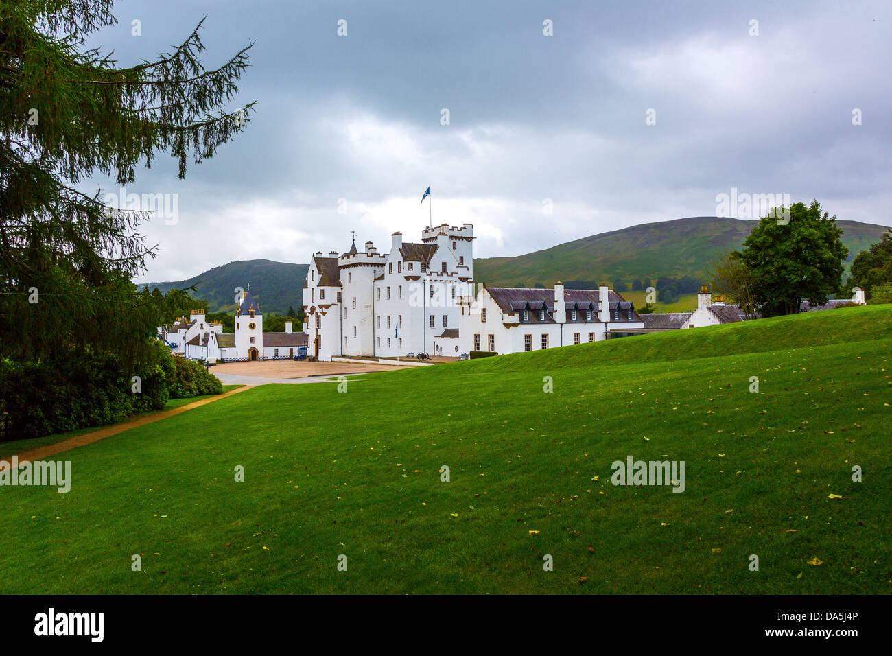 Europa Gran Bretagna, Scozia, Perthshire, Blair Atholl, il castello di Blair, casa del duca di Athool, visto dal giardino. Foto Stock