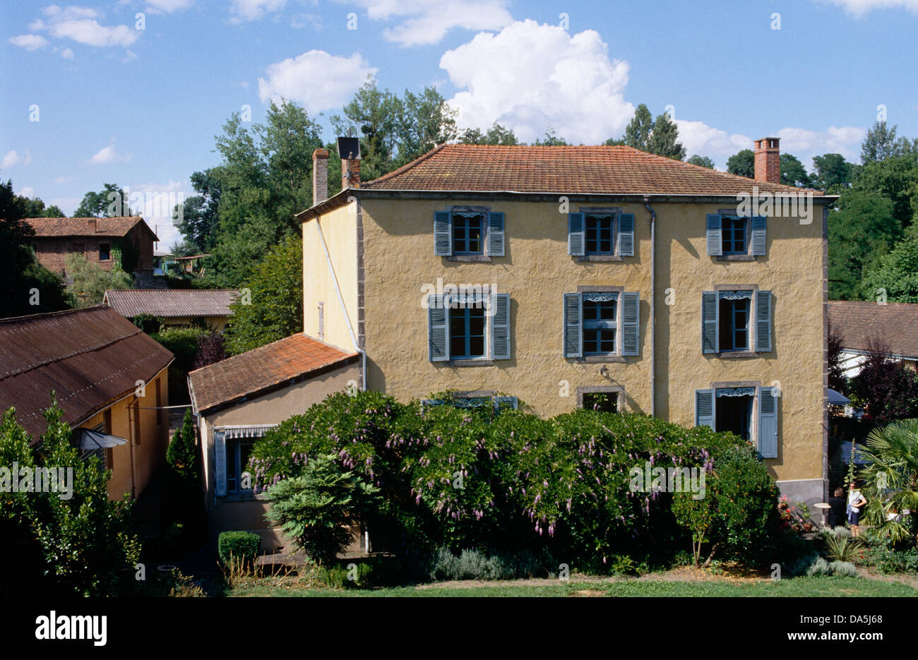 Esterno della grande casa francese di campagna con persiane blu Foto Stock