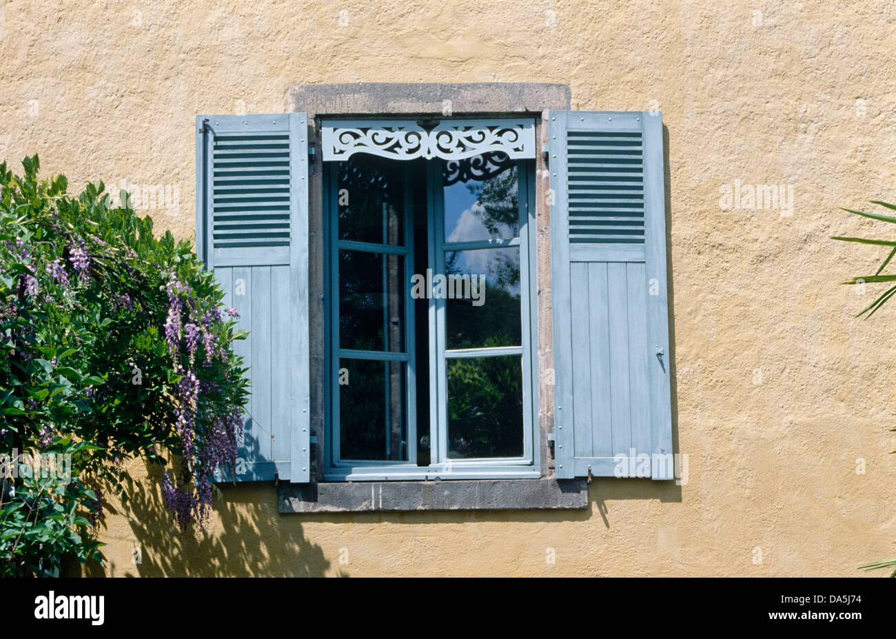 Close-up di persiane blu sulla finestra della casa francese di campagna Foto Stock