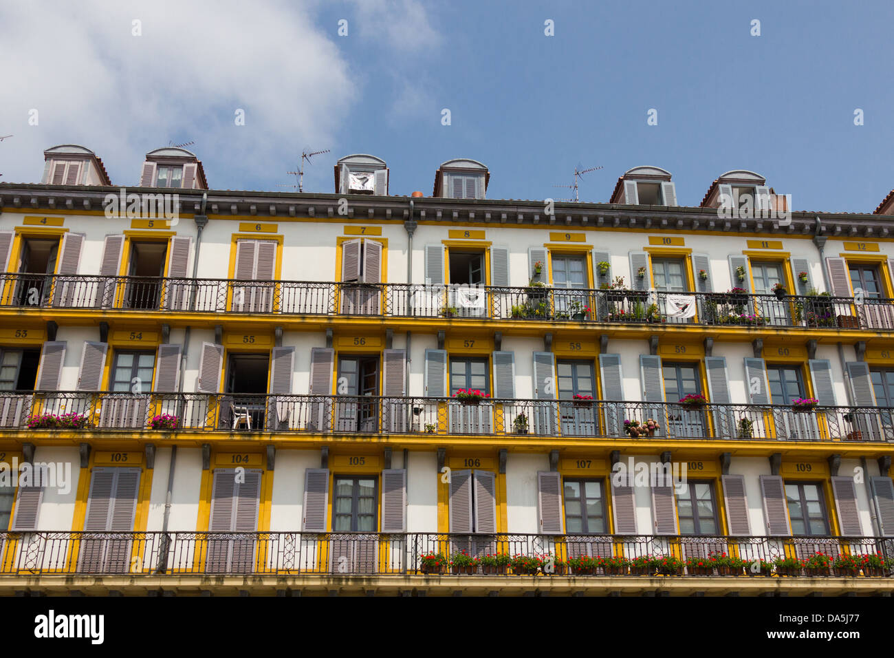 Giallo edifici tradizionali in piazza centrale a Donostia - San Sebastian, Paesi Baschi Foto Stock
