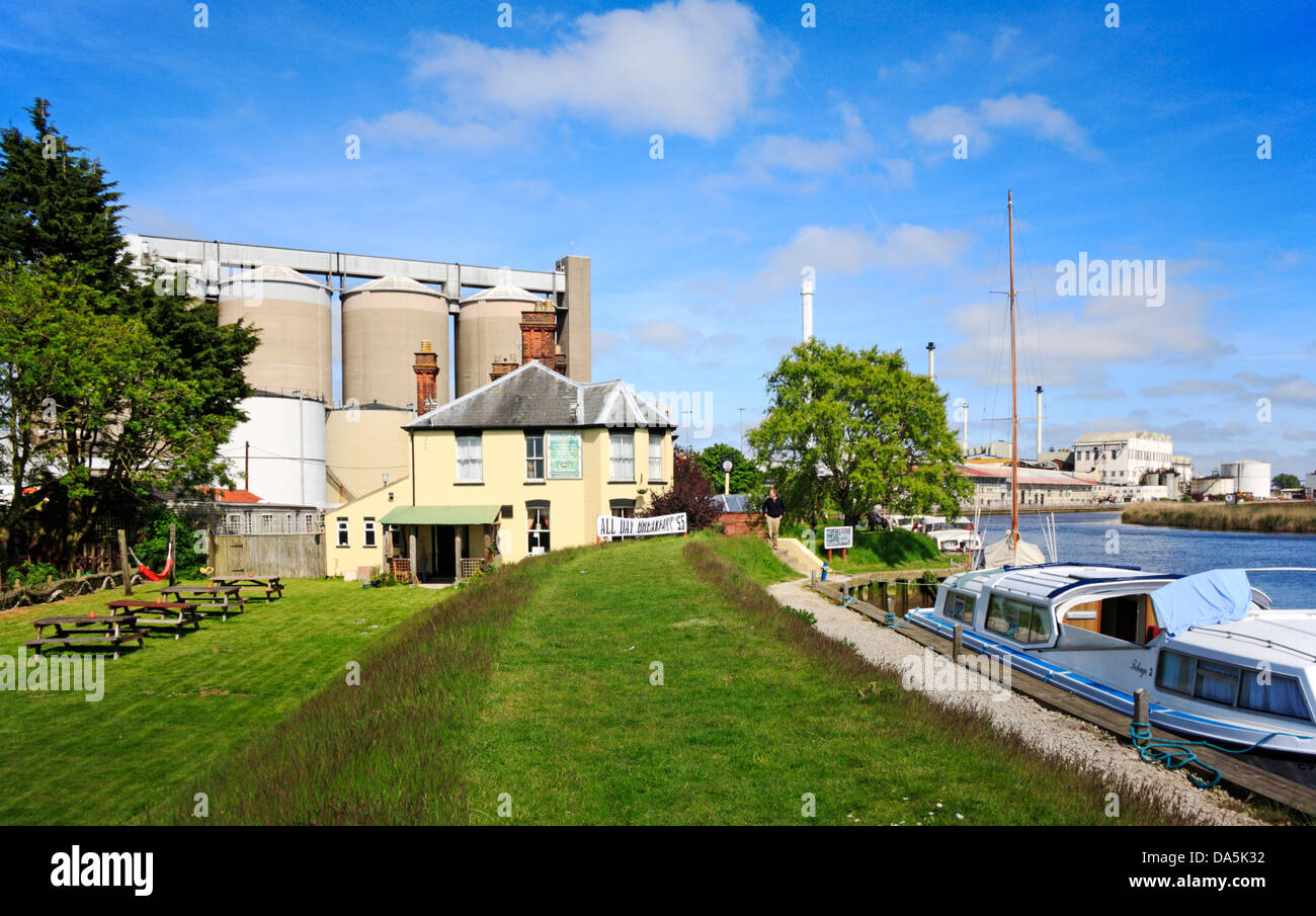 Una vista di posti barca da fiume y vengono su Norfolk Broads a Cantley, Norfolk, Inghilterra, Regno Unito. Foto Stock