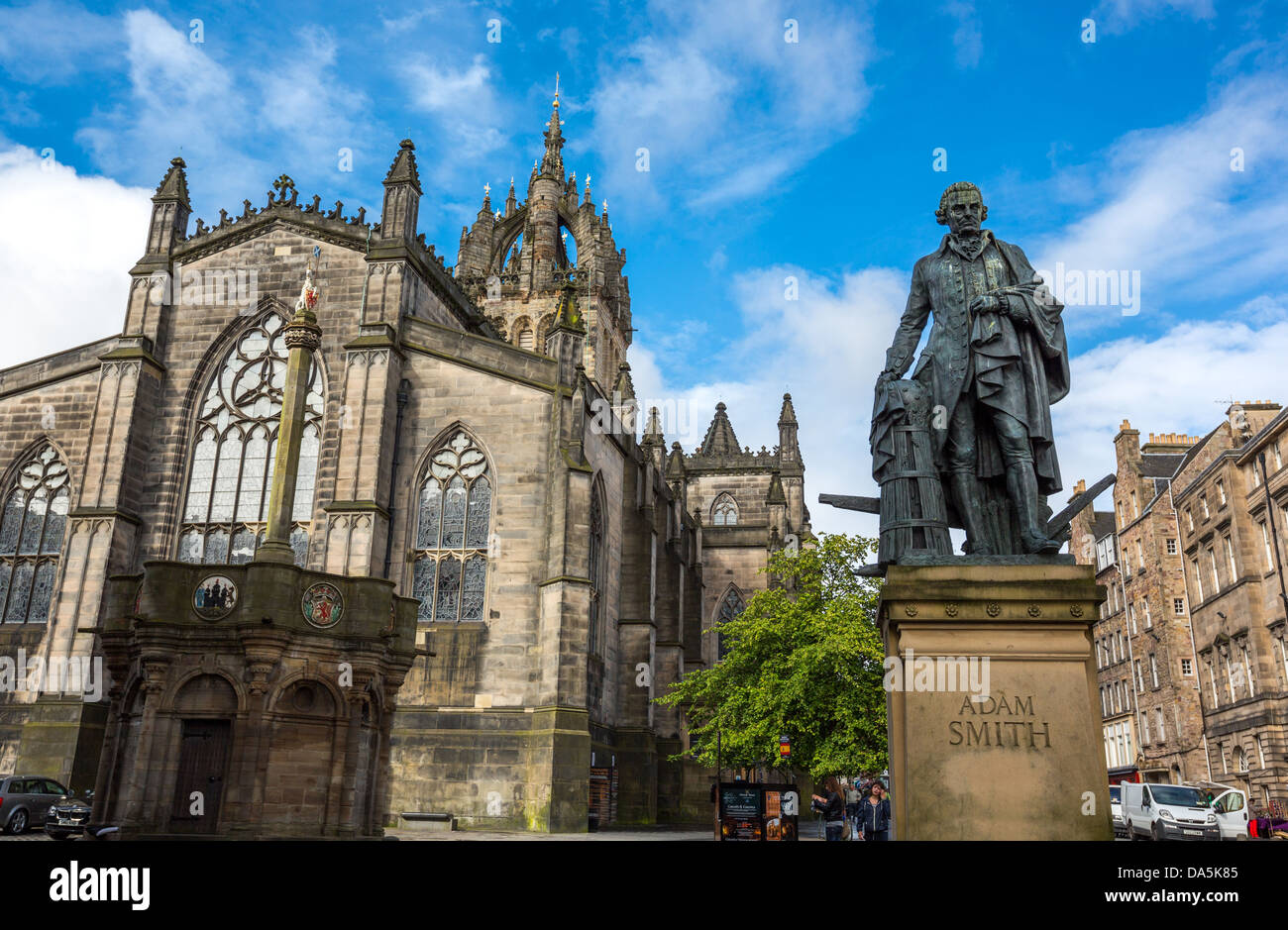 Gran Bretagna, Scozia, Edimburgo, il Royal Mile, l'abside della Cattedrale di St Giles e il monumento ad Adam Smith. Foto Stock