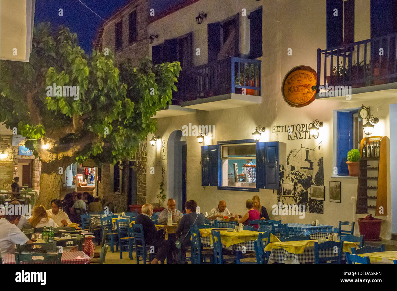 La Grecia, Sporadi, ad Alonissos. Hora, ristorante di notte Foto Stock