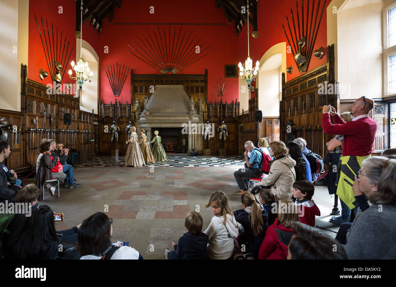 Gran Bretagna, Scozia, Edimburgo, prestazioni in abiti rinascimentali nella grande hall del Palazzo Reale, il castello di Edimburgo. Foto Stock