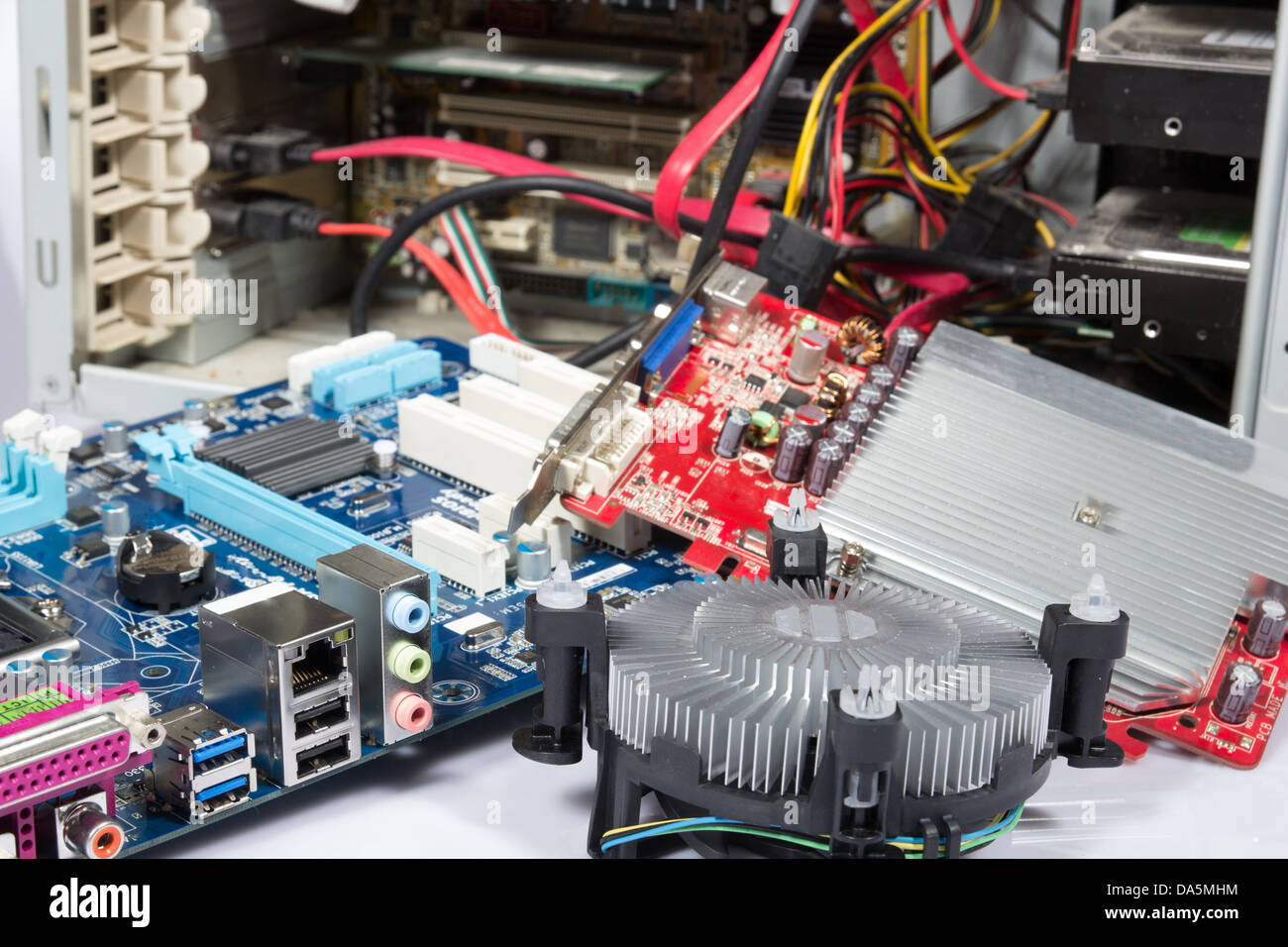 La riparazione di un computer o l'aggiornamento, aprire il pc e le parti ad essa Foto Stock