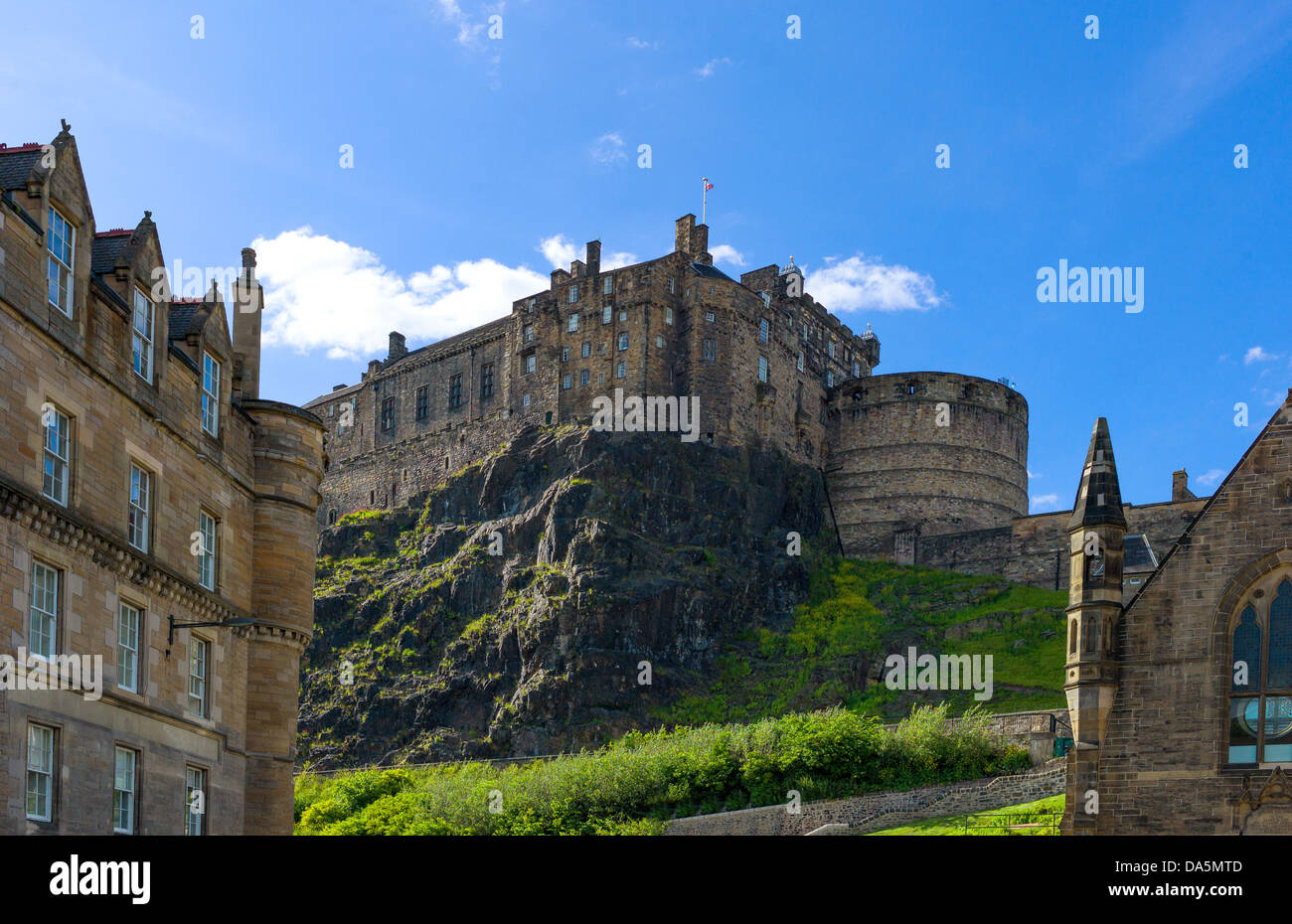 Europa Gran Bretagna, Scozia, Edimburgo, il Castello visto dalla zona di Grassmarket. Foto Stock