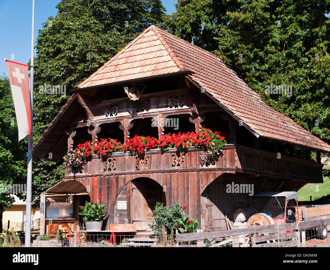 Floreali, decorazione, gerani, facciata in legno, Timber house, canton Berna Berna, Rüegsau, Svizzera, Europa, storage Foto Stock