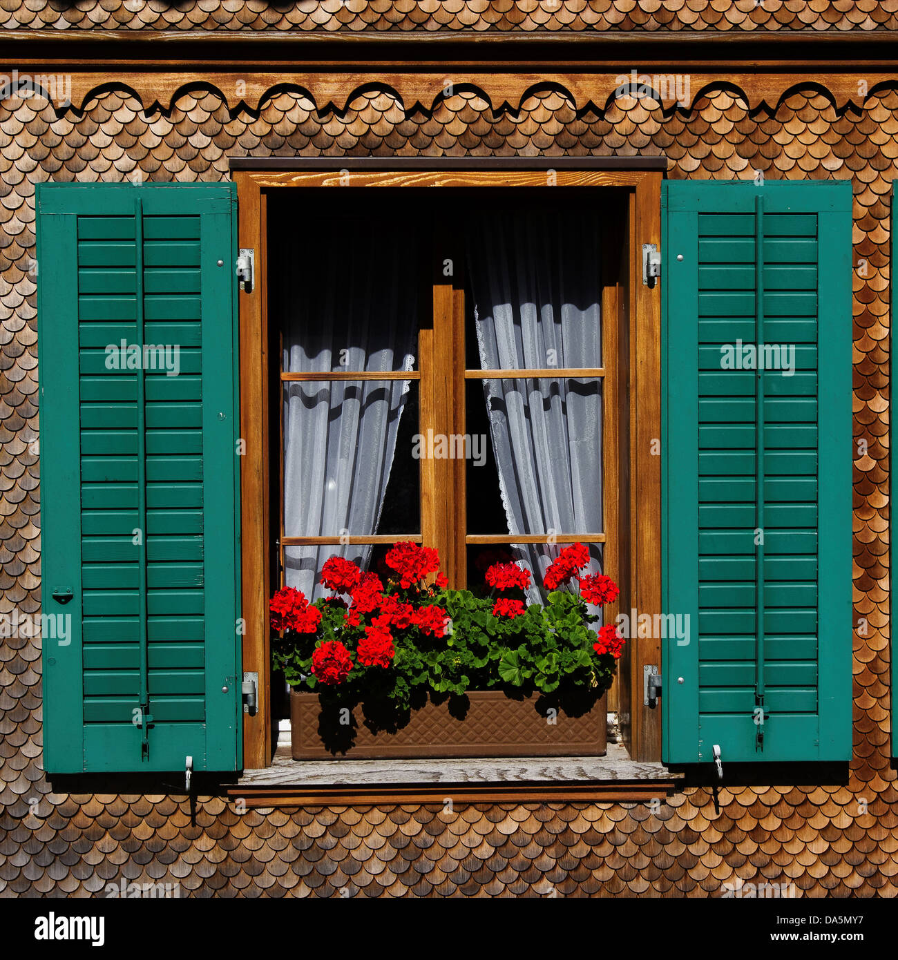 Agriturismo, Emmental, facciata, finestra, otturatore, davanzale, Ferrenberg, gerani, house, casa, facciata in legno, canton Berna Berna, Foto Stock